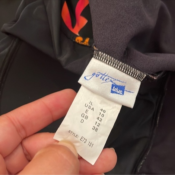 Gottex Black Pink multicolor floral one piece
Swimsuit slim fit foam cups Sz 10 - Picture 13 of 14